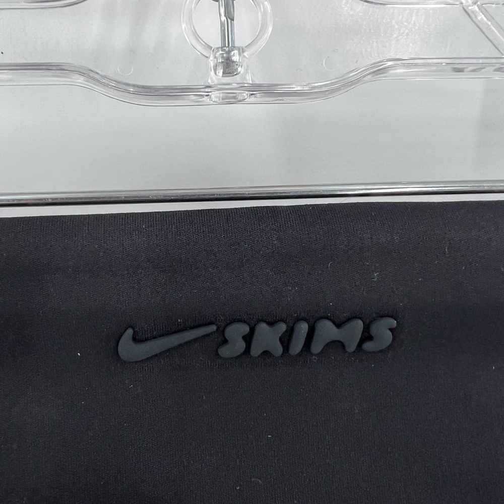 NikeSKIMS Matte Women's High-Waisted 26" Leggings medium - Picture 8 of 16